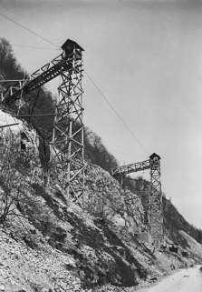 Travaux du chemin de fer : les pylônes pour la construction du viaduc des Crottes, 1899. © Région Bourgogne-Franche-Comté, Inventaire du patrimoine