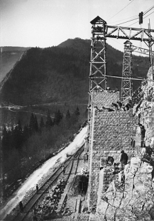 Travaux du chemin de fer : les premières piles du viaduc des Crottes vues de 17 m de hauteur, 1899. © Région Bourgogne-Franche-Comté, Inventaire du patrimoine