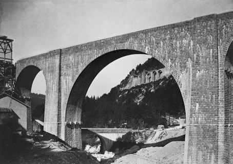 Travaux du chemin de fer : l'aqueduc [viaduc] de l'Evalude et le viaduc des Crottes, 1899. © Région Bourgogne-Franche-Comté, Inventaire du patrimoine