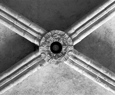 Eglise abbatiale : clef de voûte de la 2eme travée du vaisseau central. © Région Bourgogne-Franche-Comté, Inventaire du patrimoine