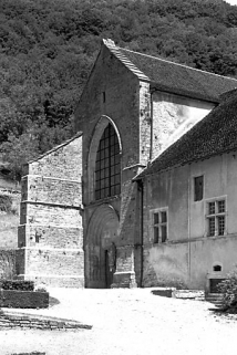 Eglise abbatiale : façade occidentale, vue de trois quarts. © Région Bourgogne-Franche-Comté, Inventaire du patrimoine