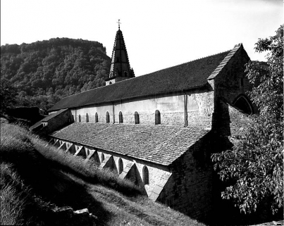 Eglise abbatiale : face nord, vue depuis le nord ouest. © Région Bourgogne-Franche-Comté, Inventaire du patrimoine