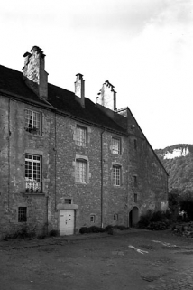 Bâtiment à l'est de la cour des chanoines, partie droite de la façade sur la cour. © Région Bourgogne-Franche-Comté, Inventaire du patrimoine