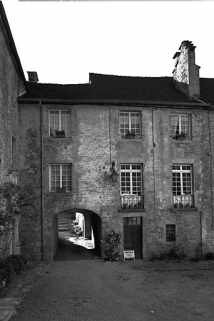 Bâtiment à l'est de la cour des chanoines, partie gauche de la façade sur la cour. © Région Bourgogne-Franche-Comté, Inventaire du patrimoine