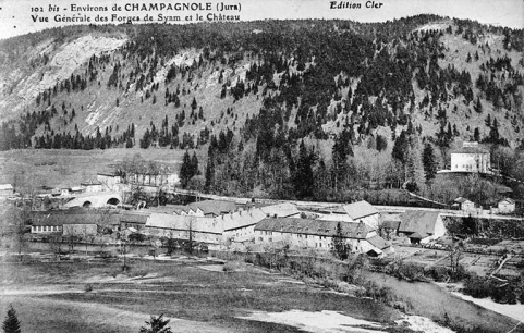Environs de Champagnole (Jura). Vue Générale des Forges de Syam et le Château. © Région Bourgogne-Franche-Comté, Inventaire du patrimoine Environs de Champagnole (Jura). Vue Générale des Forges de Syam et le Château. © Région Bourgogne-Franche-Comté, Inventaire du patrimoine