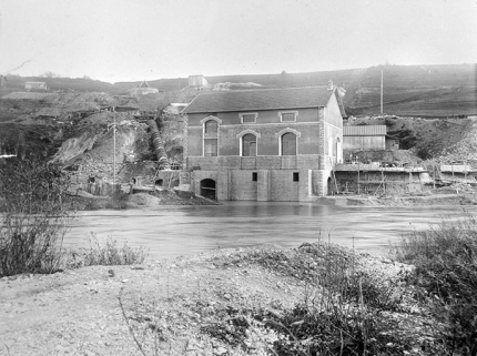 Centrale et conduite forcée en cours d'achèvement. © Région Bourgogne-Franche-Comté, Inventaire du patrimoine