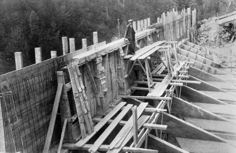 Construction du bassin de retenue. © Région Bourgogne-Franche-Comté, Inventaire du patrimoine Construction du bassin de retenue. © Région Bourgogne-Franche-Comté, Inventaire du patrimoine