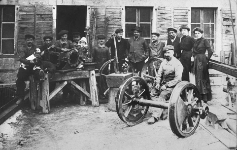 Le personnel de l'usine Benier-Rollet. © Région Bourgogne-Franche-Comté, Inventaire du patrimoine Le personnel de l'usine Benier-Rollet. © Région Bourgogne-Franche-Comté, Inventaire du patrimoine