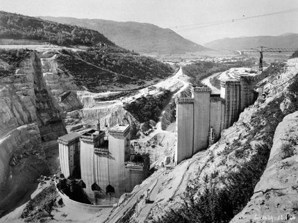 Barrage de Vouglans - Vue d'ensemble depuis amont rive gauche. © Région Bourgogne-Franche-Comté, Inventaire du patrimoine Barrage de Vouglans - Vue d'ensemble depuis amont rive gauche. © Région Bourgogne-Franche-Comté, Inventaire du patrimoine