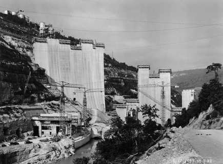 Barrage - Vue d'ensemble des plots PQ à CD - Vue de l'aval. © Région Bourgogne-Franche-Comté, Inventaire du patrimoine Barrage - Vue d'ensemble des plots PQ à CD - Vue de l'aval. © Région Bourgogne-Franche-Comté, Inventaire du patrimoine