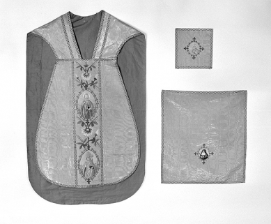 Vue d'ensemble avec l'avant de la chasuble. © Région Bourgogne-Franche-Comté, Inventaire du patrimoine
