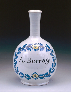 Vue d'une bouteille de pharmacie. © Région Bourgogne-Franche-Comté, Inventaire du patrimoine