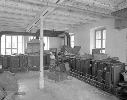 Atelier de fabrication (rez-de-chaussée) : chaîne d'électrolyse. © Région Bourgogne-Franche-Comté, Inventaire du patrimoine Atelier de fabrication (rez-de-chaussée) : chaîne d'électrolyse. © Région Bourgogne-Franche-Comté, Inventaire du patrimoine