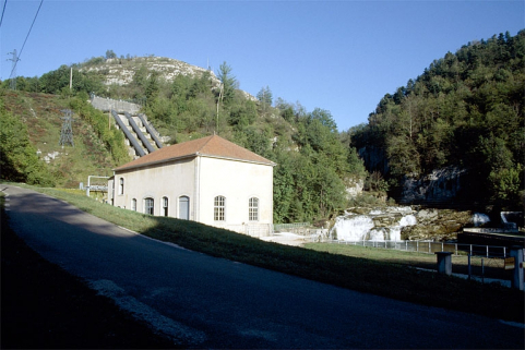 Vue d'ensemble de la centrale et de la cascade. © Région Bourgogne-Franche-Comté, Inventaire du patrimoine