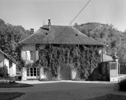 Façade antérieure du bâtiment abritant logement de domestiques et remise. © Région Bourgogne-Franche-Comté, Inventaire du patrimoine