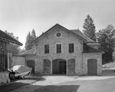 Façade postérieure du bâtiment abritant logement de domestiques et remise. © Région Bourgogne-Franche-Comté, Inventaire du patrimoine