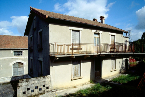 Façade antérieure du logement d'ouvriers, de trois quarts gauche. © Région Bourgogne-Franche-Comté, Inventaire du patrimoine