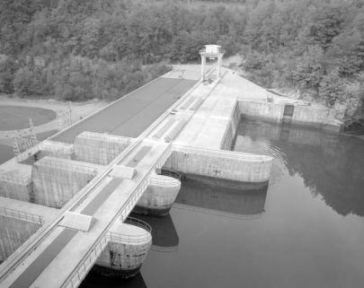 Evacuateur de crue et toiture de l'usine. © Région Bourgogne-Franche-Comté, Inventaire du patrimoine Evacuateur de crue et toiture de l'usine. © Région Bourgogne-Franche-Comté, Inventaire du patrimoine