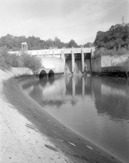Evacuateur et bassin d'amortissement (cadrage vertical). © Région Bourgogne-Franche-Comté, Inventaire du patrimoine Evacuateur et bassin d'amortissement (cadrage vertical). © Région Bourgogne-Franche-Comté, Inventaire du patrimoine