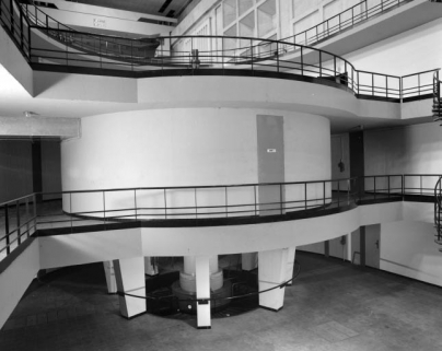 Intérieur de la centrale : pivoterie et alternateur du 2e groupe. © Région Bourgogne-Franche-Comté, Inventaire du patrimoine Intérieur de la centrale : pivoterie et alternateur du 2e groupe. © Région Bourgogne-Franche-Comté, Inventaire du patrimoine