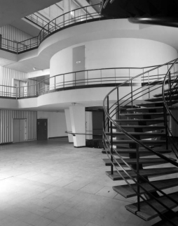 Intérieur de la centrale : escalier, pivoterie et alternateur du 2e groupe. © Région Bourgogne-Franche-Comté, Inventaire du patrimoine Intérieur de la centrale : escalier, pivoterie et alternateur du 2e groupe. © Région Bourgogne-Franche-Comté, Inventaire du patrimoine