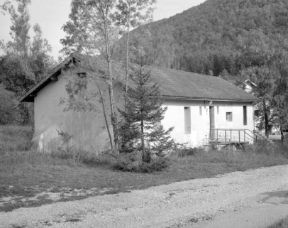 Logement d'ouvriers, vu de trois quarts gauche. © Région Bourgogne-Franche-Comté, Inventaire du patrimoine Logement d'ouvriers, vu de trois quarts gauche. © Région Bourgogne-Franche-Comté, Inventaire du patrimoine