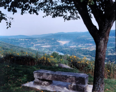 Vue d'ensemble de la vallée de l'Ain et du barrage, depuis le sud-ouest. © Région Bourgogne-Franche-Comté, Inventaire du patrimoine