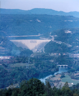 Vue d'ensemble du site, depuis le sud-ouest. © Région Bourgogne-Franche-Comté, Inventaire du patrimoine Vue d'ensemble du site, depuis le sud-ouest. © Région Bourgogne-Franche-Comté, Inventaire du patrimoine
