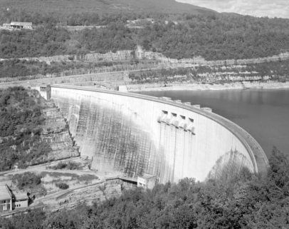 Le barrage, depuis l'est. © Région Bourgogne-Franche-Comté, Inventaire du patrimoine Le barrage, depuis l'est. © Région Bourgogne-Franche-Comté, Inventaire du patrimoine