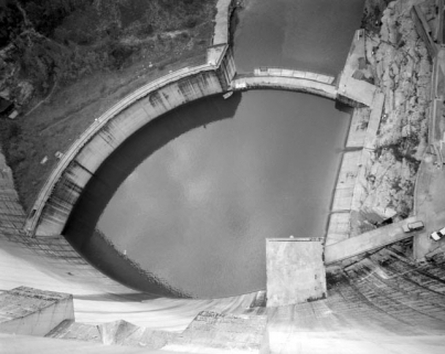 Vue plongeante sur le bassin d'amortissement. © Région Bourgogne-Franche-Comté, Inventaire du patrimoine Vue plongeante sur le bassin d'amortissement. © Région Bourgogne-Franche-Comté, Inventaire du patrimoine