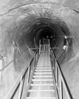 "Galerie de pied". Galerie de circulation longitudinale qui descend jusqu'à la base du barrage. © Région Bourgogne-Franche-Comté, Inventaire du patrimoine "Galerie de pied". Galerie de circulation longitudinale qui descend jusqu'à la base du barrage. © Région Bourgogne-Franche-Comté, Inventaire du patrimoine