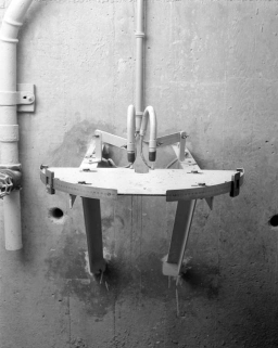 Système d'auscultation du barrage : table de lecture du pendule. © Région Bourgogne-Franche-Comté, Inventaire du patrimoine Système d'auscultation du barrage : table de lecture du pendule. © Région Bourgogne-Franche-Comté, Inventaire du patrimoine