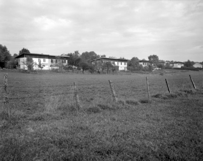 Vue d'ensemble de la maison et de la cité des Lattes, depuis le sud. © Région Bourgogne-Franche-Comté, Inventaire du patrimoine