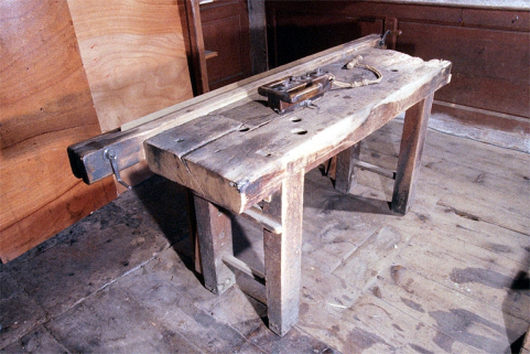 Banc à découper et son "rabot". © Région Bourgogne-Franche-Comté, Inventaire du patrimoine Banc à découper et son "rabot". © Région Bourgogne-Franche-Comté, Inventaire du patrimoine