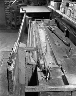 Banc à racler : système de fixation de la lame à gauche, système d'ébarbage au premier plan. © Région Bourgogne-Franche-Comté, Inventaire du patrimoine Banc à racler : système de fixation de la lame à gauche, système d'ébarbage au premier plan. © Région Bourgogne-Franche-Comté, Inventaire du patrimoine