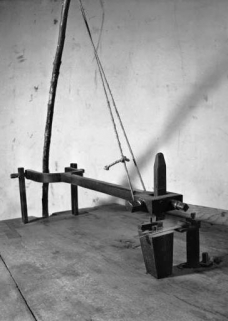 Banc à poinçonner : système de poinçonnage. © Région Bourgogne-Franche-Comté, Inventaire du patrimoine Banc à poinçonner : système de poinçonnage. © Région Bourgogne-Franche-Comté, Inventaire du patrimoine