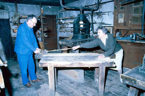 Découpage d'une bande de métal. © Région Bourgogne-Franche-Comté, Inventaire du patrimoine Découpage d'une bande de métal. © Région Bourgogne-Franche-Comté, Inventaire du patrimoine