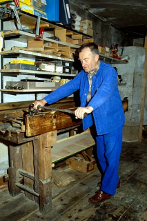 Décapage d'une bande de métal (sur le banc à racler). © Région Bourgogne-Franche-Comté, Inventaire du patrimoine Décapage d'une bande de métal (sur le banc à racler). © Région Bourgogne-Franche-Comté, Inventaire du patrimoine