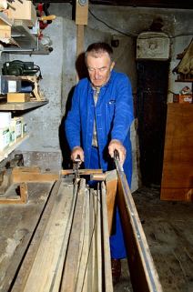 Ebarbage d'une bande de métal (sur le banc à racler). © Région Bourgogne-Franche-Comté, Inventaire du patrimoine Ebarbage d'une bande de métal (sur le banc à racler). © Région Bourgogne-Franche-Comté, Inventaire du patrimoine