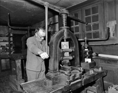 estampage d'une bande de métal. © Région Bourgogne-Franche-Comté, Inventaire du patrimoine estampage d'une bande de métal. © Région Bourgogne-Franche-Comté, Inventaire du patrimoine