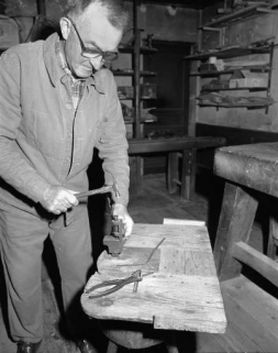 Clouage des lames. © Région Bourgogne-Franche-Comté, Inventaire du patrimoine Clouage des lames. © Région Bourgogne-Franche-Comté, Inventaire du patrimoine