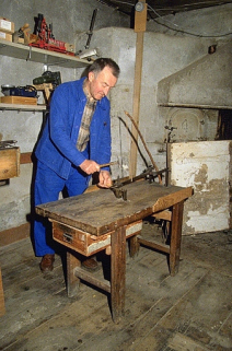 Poinçonnage d'une lame. © Région Bourgogne-Franche-Comté, Inventaire du patrimoine Poinçonnage d'une lame. © Région Bourgogne-Franche-Comté, Inventaire du patrimoine