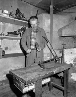 Arrondissage des lames. © Région Bourgogne-Franche-Comté, Inventaire du patrimoine Arrondissage des lames. © Région Bourgogne-Franche-Comté, Inventaire du patrimoine