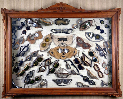 Vitrine d'exposition de lunettes. © Région Bourgogne-Franche-Comté, Inventaire du patrimoine Vitrine d'exposition de lunettes. © Région Bourgogne-Franche-Comté, Inventaire du patrimoine