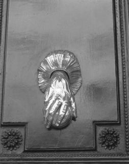 Logement patronal : heurtoir en forme de main. Selon une tradition familiale, ce heurtoir serait un moulage de la main de Pierre-Hyacinthe Lamy. © Région Bourgogne-Franche-Comté, Inventaire du patrimoine Logement patronal : heurtoir en forme de main. Selon une tradition familiale, ce heurtoir serait un moulage de la main de Pierre-Hyacinthe Lamy. © Région Bourgogne-Franche-Comté, Inventaire du patrimoine