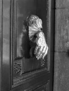 Logement patronal : heurtoir en forme de main, vu de profil. Selon une tradition familiale, ce heurtoir serait un moulage de la main de Pierre-Hyacinthe Lamy. © Région Bourgogne-Franche-Comté, Inventaire du patrimoine Logement patronal : heurtoir en forme de main, vu de profil. Selon une tradition familiale, ce heurtoir serait un moulage de la main de Pierre-Hyacinthe Lamy. © Région Bourgogne-Franche-Comté, Inventaire du patrimoine