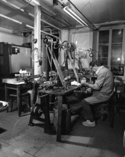 Machine à faire les branches cordées (avec personnage). © Région Bourgogne-Franche-Comté, Inventaire du patrimoine