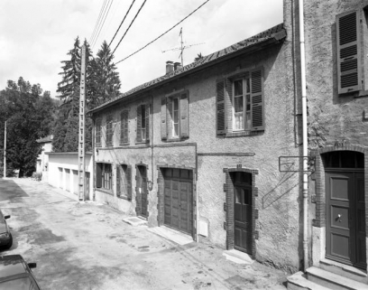 Maison (20e siècle) au n° 15 rue de l'Industrie. Maison (AE 19) avec des baies en arc segmentaire à encadrement en briques. © Région Bourgogne-Franche-Comté, Inventaire du patrimoine