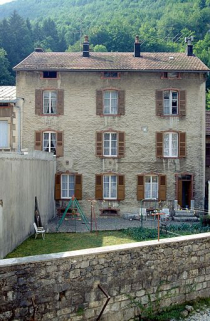 Maison (20e siècle) au n° 13 rue de l'Industrie : élévation postérieure. Maison (AE 20) avec des baies en arc segmentaire à encadrement en briques. © Région Bourgogne-Franche-Comté, Inventaire du patrimoine