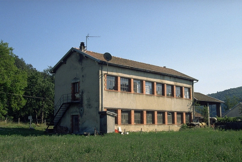 Façade postérieure vue de trois quarts. © Région Bourgogne-Franche-Comté, Inventaire du patrimoine